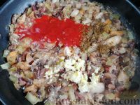 Фото приготовления рецепта: Морепродукты, тушенные в томатном соусе - шаг №4