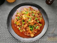 Фото приготовления рецепта: Морепродукты, тушенные в томатном соусе - шаг №6