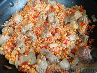 Фото приготовления рецепта: Чечевица с куриной печенью и овощами (на сковороде) - шаг №9