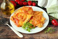Фото приготовления рецепта: Куриные отбивные, запечённые с творогом, сыром и помидорами - шаг №9