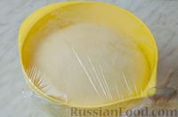 Фото приготовления рецепта: Дрожжевые пирожки на кефире, с замороженной чёрной смородиной - шаг №11