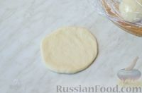Фото приготовления рецепта: Дрожжевые пирожки на кефире, с замороженной чёрной смородиной - шаг №13