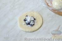 Фото приготовления рецепта: Дрожжевые пирожки на кефире, с замороженной чёрной смородиной - шаг №14