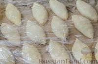 Фото приготовления рецепта: Дрожжевые пирожки на кефире, с замороженной чёрной смородиной - шаг №16