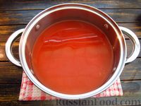 Фото приготовления рецепта: Суп на томатном соке со свёклой, капустой и фрикадельками - шаг №6