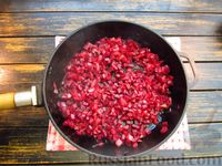 Фото приготовления рецепта: Суп на томатном соке со свёклой, капустой и фрикадельками - шаг №5