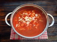 Фото приготовления рецепта: Суп на томатном соке со свёклой, капустой и фрикадельками - шаг №9