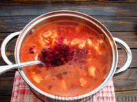 Фото приготовления рецепта: Суп на томатном соке со свёклой, капустой и фрикадельками - шаг №11
