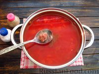 Фото приготовления рецепта: Суп на томатном соке со свёклой, капустой и фрикадельками - шаг №16