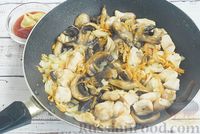 Фото приготовления рецепта: Гречка с курицей и грибами в томатно-горчичном соусе - шаг №5
