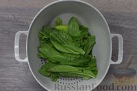 Фото приготовления рецепта: Салат со щавелем, помидорами, кукурузой и яйцами - шаг №3
