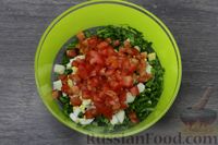 Фото приготовления рецепта: Салат со щавелем, помидорами, кукурузой и яйцами - шаг №6