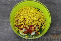 Фото приготовления рецепта: Салат со щавелем, помидорами, кукурузой и яйцами - шаг №7