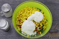 Фото приготовления рецепта: Салат со щавелем, помидорами, кукурузой и яйцами - шаг №8