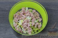 Фото приготовления рецепта: Овощной салат с колбасой и яйцами - шаг №4