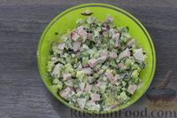 Фото приготовления рецепта: Овощной салат с колбасой и яйцами - шаг №9