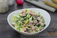 Фото приготовления рецепта: Овощной салат с колбасой и яйцами - шаг №10