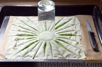 Фото приготовления рецепта: Слоёный пирог со шпинатом и фетой - шаг №9