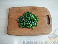 Фото приготовления рецепта: Заливной пирог со шпинатом и яйцами - шаг №3