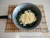 Фото приготовления рецепта: Заливной пирог со шпинатом и яйцами - шаг №6