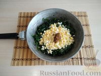 Фото приготовления рецепта: Заливной пирог со шпинатом и яйцами - шаг №7