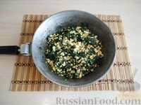 Фото приготовления рецепта: Заливной пирог со шпинатом и яйцами - шаг №8