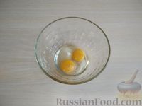 Фото приготовления рецепта: Заливной пирог со шпинатом и яйцами - шаг №9