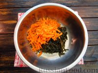 Фото приготовления рецепта: Салат из морской капусты с морковью и яйцом - шаг №4