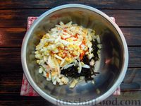 Фото приготовления рецепта: Салат из морской капусты с морковью и яйцом - шаг №5