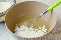 Фото приготовления рецепта: Медовые кексы с шоколадной глазурью и кокосовой стружкой - шаг №6