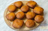 Фото приготовления рецепта: Медовые кексы с шоколадной глазурью и кокосовой стружкой - шаг №11