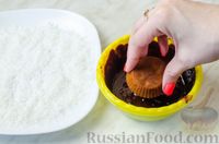 Фото приготовления рецепта: Медовые кексы с шоколадной глазурью и кокосовой стружкой - шаг №13