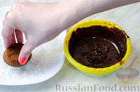 Фото приготовления рецепта: Медовые кексы с шоколадной глазурью и кокосовой стружкой - шаг №14