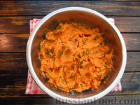 Фото приготовления рецепта: Постные морковные котлеты с орехами, в панировочных сухарях - шаг №10