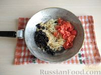 Фото приготовления рецепта: Макароны с тунцом, помидорами и маслинами - шаг №9