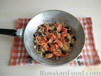 Фото приготовления рецепта: Макароны с тунцом, помидорами и маслинами - шаг №10
