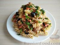 Фото приготовления рецепта: Макароны с тунцом, помидорами и маслинами - шаг №13