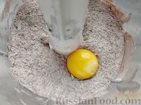 Фото приготовления рецепта: Слоёно-песочное двухцветное печенье "Колечки" - шаг №4