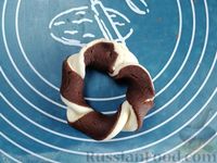 Фото приготовления рецепта: Слоёно-песочное двухцветное печенье "Колечки" - шаг №12