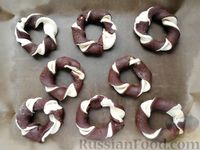 Фото приготовления рецепта: Слоёно-песочное двухцветное печенье "Колечки" - шаг №13