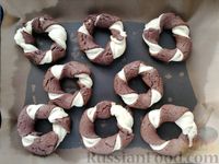 Фото приготовления рецепта: Слоёно-песочное двухцветное печенье "Колечки" - шаг №14