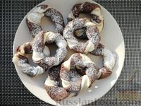 Фото приготовления рецепта: Слоёно-песочное двухцветное печенье "Колечки" - шаг №15