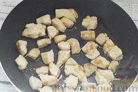 Фото приготовления рецепта: Курица, тушенная с грибами в томатно-сметанном соусе - шаг №5