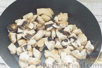 Фото приготовления рецепта: Курица, тушенная с грибами в томатно-сметанном соусе - шаг №6