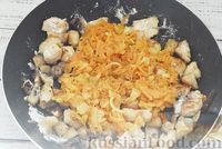 Фото приготовления рецепта: Курица, тушенная с грибами в томатно-сметанном соусе - шаг №8