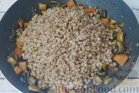 Фото приготовления рецепта: Гречка с грибами, морковью и пряностями (на сковороде) - шаг №6