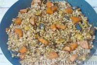 Фото приготовления рецепта: Гречка с грибами, морковью и пряностями (на сковороде) - шаг №7