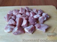 Фото приготовления рецепта: Свинина, тушенная со щавелем и сметаной - шаг №2