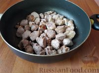 Фото приготовления рецепта: Свинина, тушенная со щавелем и сметаной - шаг №3