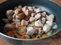 Фото приготовления рецепта: Свинина, тушенная со щавелем и сметаной - шаг №8